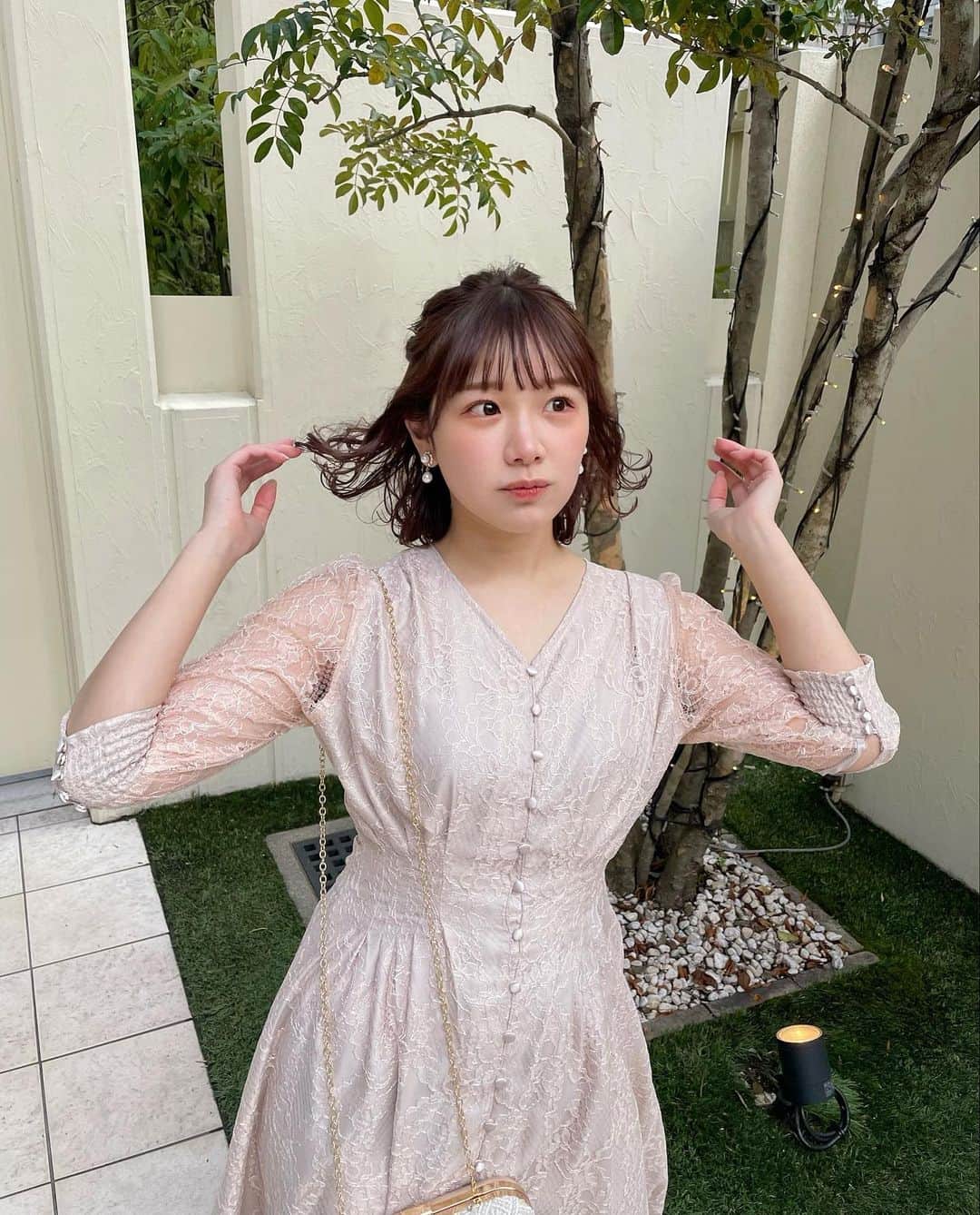 きりまるのインスタグラム：「. 昨日は大好きな親友の ふうちゃんの結婚式でした👰🏻💐♡ （昔からわたしを知ってる子は知ってるかな？）  ほーんとおめでとう🌼♡ 大切な親友の花嫁姿とかもうやばいに 決まってるやん。 本当に幸せな気持ちになったよ....涙  高校から知り合ってから意気投合して 今では家族のような妹のような存在。😿🫶🏻 ふうちゃんの幸せそうな姿見るたび 色んなことがあったなあって 濃い思い出すぎて！  初めて友人スピーチさせてもらったっ ありがとう👰🏻♡（緊張しました）  ずっとずっとずっと これからもみんなに愛されて 幸せでいてねー！愛👰🏻💐♡♡ まりたんもありがとうだよ♡  あああああ、めちゃくちゃ 結婚してええええー (^_^)👰🏻💐 . .」