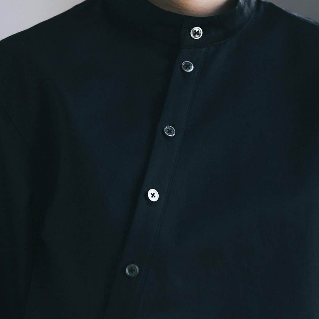 ノアファーさんのインスタグラム写真 - (ノアファーInstagram)「23SS Diagonal placket band collar shirt 中央から右脇の裾にかけて斜めに取られた前立て。超高密度なコットンツイル生地は、高級感漂うスーピマコットンを使用。通常のシャツ生地より硬くハリ感があるからこそのデザインであり、そこがまた上質な雰囲気で美しい。  #noirfr #23SS #shirt」2月27日 21時03分 - noirfr