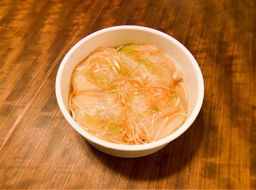 ベッキーのインスタグラム：「キムチを漬けました！ 4〜5日後に食べられそうです。  本当は楽屋でお米炊いて、こういうおかず持ってって、ドラマの女子部のみんなとわいわい言いながら昼休憩とか過ごしたいけど、時代がね。。。 いつも人との間に、マスクやルールがある。 もっとみんなと、わいわいしたいなぁ。」