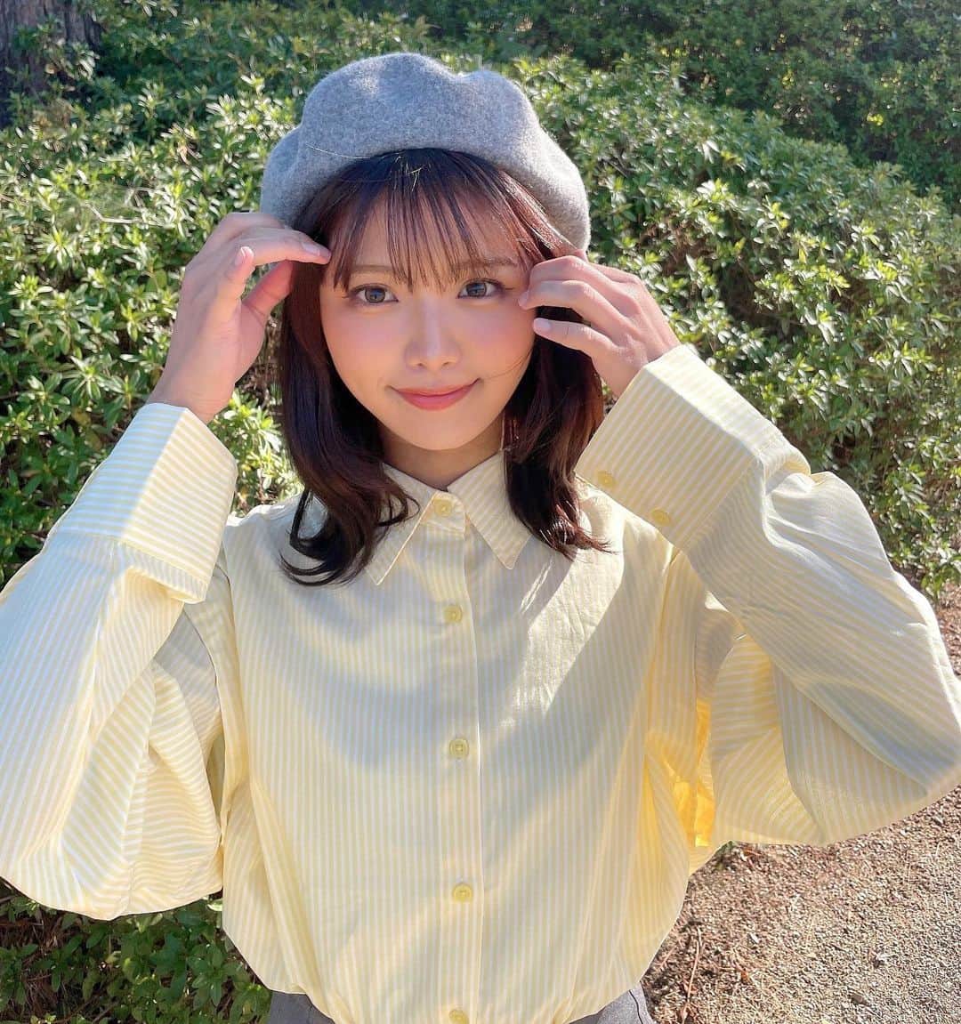 山本ゆうかのインスタグラム：「. ⁡ 明日から暖かくなるみたいでうれぴ！！！ 今日も朝から撮影で凍えてたけど、昼からはめっちゃポカポカでした☀️ ⁡ ⁡ 早く暖かくならないかなと言いつつ、太陽が嫌いなのでこの時期でも日傘必須です🥵() ⁡ ⁡ イエローシャツが映える良い天気👚 ⁡ @wego_official のマルチWAYカラーシャツです ⁡ ⁡ オーバーサイズやけど、ラフに着ることが多いけど 可愛く着たかったのでスカートと合わせました( ˘ω˘ )✌️ 袖が取り外せるマルチウェイやから、あっつい夏にも着れる便利さ👙 ⁡  #SHOPLIST でタイムセール中、カラバリ沢山あるから見てみてねぃ🫶🏻 ⁡ ⁡ @wego_webstore  #wego #ウィゴー #シャツ #シャツコーデ #オーバーシャツ #ストライプシャツ #ロングブーツ #ミニスカート #ベレー帽 #韓国コーデ #韓国ファッション #シャツワンピ #プチプラコーデ #春コーデ #コーデ #春服コーデ」