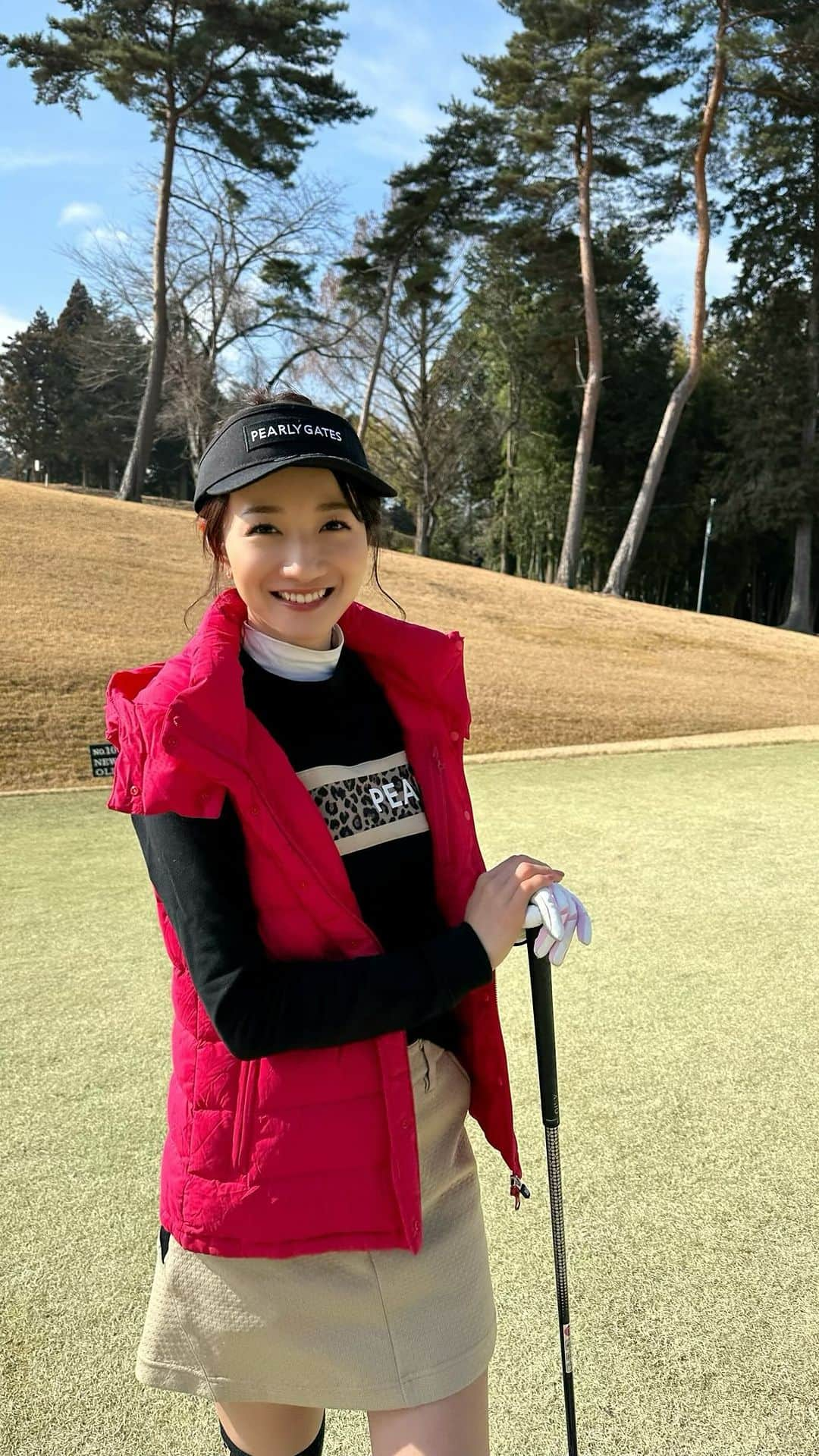 松原江里佳のインスタグラム：「⛳️ 久しぶりのゴルフ🏌️‍♀️ 絶賛肉食コーデちゅう🐆🐆🐆 ドライバーちょっと成長した！かも🤗 ❤︎ ❤︎ 動画のゴルフボール見えにくいですね🙄🙏 ❤︎ ❤︎ #宍戸ヒルズカントリークラブ  #golf  #ゴルフ #ゴルフ女子 になれたらと #pearlygates  #ブラックコーデ  #アパレル #ブランド  #골린이 #골프  #フリーアナウンサー #スターダスト #でこ」