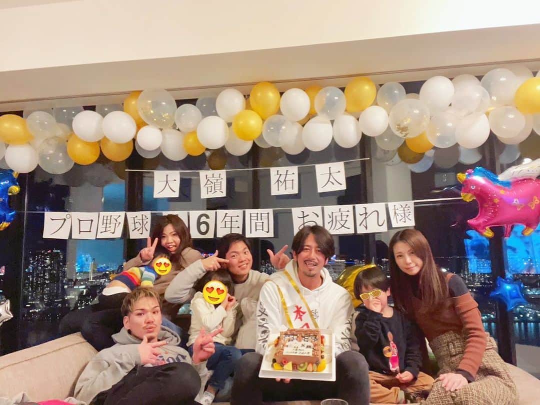 のインスタグラム：「昨日の夜、主人のお友達が主人のお疲れ様会を開いてくれた❤️ 可愛いーく飾り付けもしてくれて❤︎❤︎ みんなでお鍋の材料を買いに行ってお鍋の用意したり、pizzaを頼んで食べたりと食べて飲んでワイワイなひとときでした😍 そしたら想定外の出来事が‼️私のお誕生日ケーキまでも用意してくれてた😘この歳で祝ってもらえるなんて、すっごくすっごく嬉しかった🥹  みんなが元気でいる姿を見られて嬉しかったー🥹  しっかし、ヤンチャ三人組の絡みが面白かった🤣🤣  #沖縄フレンド　#久しぶりの集い　#鍋 #ピザ　#ケーキ　#サプライズ　#お疲れ様会　#感動　#驚き　 #サプライズバースデー　#お誕生日プレゼント」