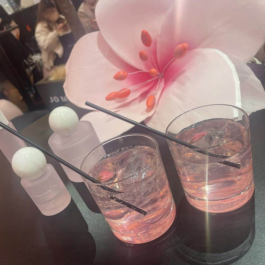 千畝あずみさんのインスタグラム写真 - (千畝あずみInstagram)「, , , Jo Malone London “Ohanami Celebration” ポップアップイベント に行ってきた🌸 , , 一足お先にお花見気分でわくわく🥰 , , ジョーマローンは1年前の誕生日に香水をいただいてから 大好きになったブランド🤍 サクラチェリーブロッサムの香りは 甘さもあるけど爽やかで素敵な香りでした🌸 , , , , , #ジョーマローンロンドン #サクラ香る春」2月27日 21時20分 - azumimo129