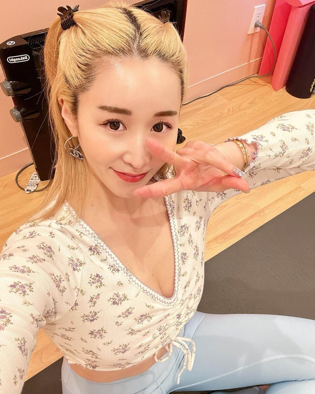 shihoのインスタグラム：「SHIHO×LAVIENコラボBOXの販売が 先週で終了致しました✨  本当に本当にみなさんたくさんのご購入 ありがとうございました😭💕💕  @yeps_official のアンバサダーに 就任し大好きなブランドさんとコラボさせて頂けるという 本当に貴重すぎる初めての経験をさせて頂きました🌷  私激推しのアイテムだったので🥹✨✨  今回その良さをたくさんの方に共有できたこと。 しほさんが言うなら〜っと、信頼してくださり手に取ってくださったことがなによりも嬉しかったです🥺  そして嬉しいメッセージもたくさん頂けて、、、、 中には鏡を見たくなるようになりました🥺💕💕など 本当にhappyなメッセージも😭👍✨✨  ただただ好きだった美容を通して 今、こうして誰かの役にたてたことがなによりもうれしいです🥺💕  女性はいくつになっても 輝く権利があるとおもいます✨✨  だからこそ、1人でも多くの方に女性であることを 楽しんでもらいたい！ それが誰かのためではなく、自分自信のために✨  その延長線で人生も 楽しんでいきましょーーー✨✨  私がそのお手本になり続けます❤️‍🔥❤️‍🔥  ので、ついてきてください🫶🏻  『良いものだけ』  この軸をブラさずにこれからも 私にできることを多方面から発信していきます！  またみんなに喜んでもらえることを企画していけたらなと思うので 気長に楽しみにまっててください🥹  yepsのスタッフの方々もたくさんのサポート ありがとうございました🙇‍♀️💕 . . . . . . . . . . . 自分が想像できたこと💎 イメージしたこと💎 口にしたこと💎  いいことも悪いことも 思考は現実になる！  全て必然なのだ🐈‍⬛💛  . . . . #美容#ツヤ肌#ツヤ肌メイク#韓国コスメ #やりたいことやったもん勝ち #枠にハマらず枠からとびだせ💖」