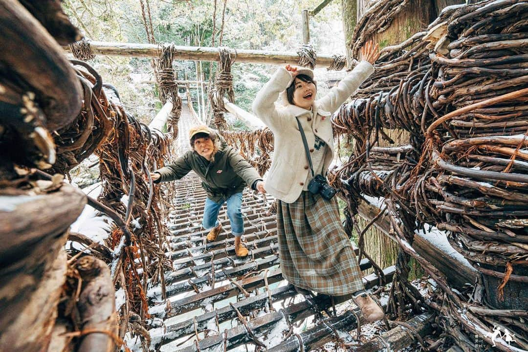 こんちゃんさんのインスタグラム写真 - (こんちゃんInstagram)「真冬の徳島⛄️ 徳島県は日本三大秘境といわれる祖谷へ。向かってる途中からすんごい雪深くなってきて、全然雪の降らない愛知県民の俺らは焦るのなんの！！笑 スタッドレスなんて普段履かないから「氷の上走れる！滑らない！すげぇ！！」って感動してた😂  これ大丈夫！？落ちんか！？！！？！ってびびりながら渡ったかずら橋も、雪が積もってるから手すり冷たいし、でも何か掴まんと落ちそうで怖いしでもう！冬に行く場所じゃない🙄  写真撮ってたらカメラ落としてマイク壊れるし、Googleマップで峠道案内されて雪山でスタックしてJAFさんにお世話になってしまうし、大変な1日だった…雪道は以後気をつけます(誓い) #とったび #祖谷」2月27日 21時28分 - hiromasakondo