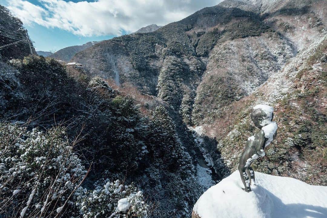 こんちゃんさんのインスタグラム写真 - (こんちゃんInstagram)「真冬の徳島⛄️ 徳島県は日本三大秘境といわれる祖谷へ。向かってる途中からすんごい雪深くなってきて、全然雪の降らない愛知県民の俺らは焦るのなんの！！笑 スタッドレスなんて普段履かないから「氷の上走れる！滑らない！すげぇ！！」って感動してた😂  これ大丈夫！？落ちんか！？！！？！ってびびりながら渡ったかずら橋も、雪が積もってるから手すり冷たいし、でも何か掴まんと落ちそうで怖いしでもう！冬に行く場所じゃない🙄  写真撮ってたらカメラ落としてマイク壊れるし、Googleマップで峠道案内されて雪山でスタックしてJAFさんにお世話になってしまうし、大変な1日だった…雪道は以後気をつけます(誓い) #とったび #祖谷」2月27日 21時28分 - hiromasakondo