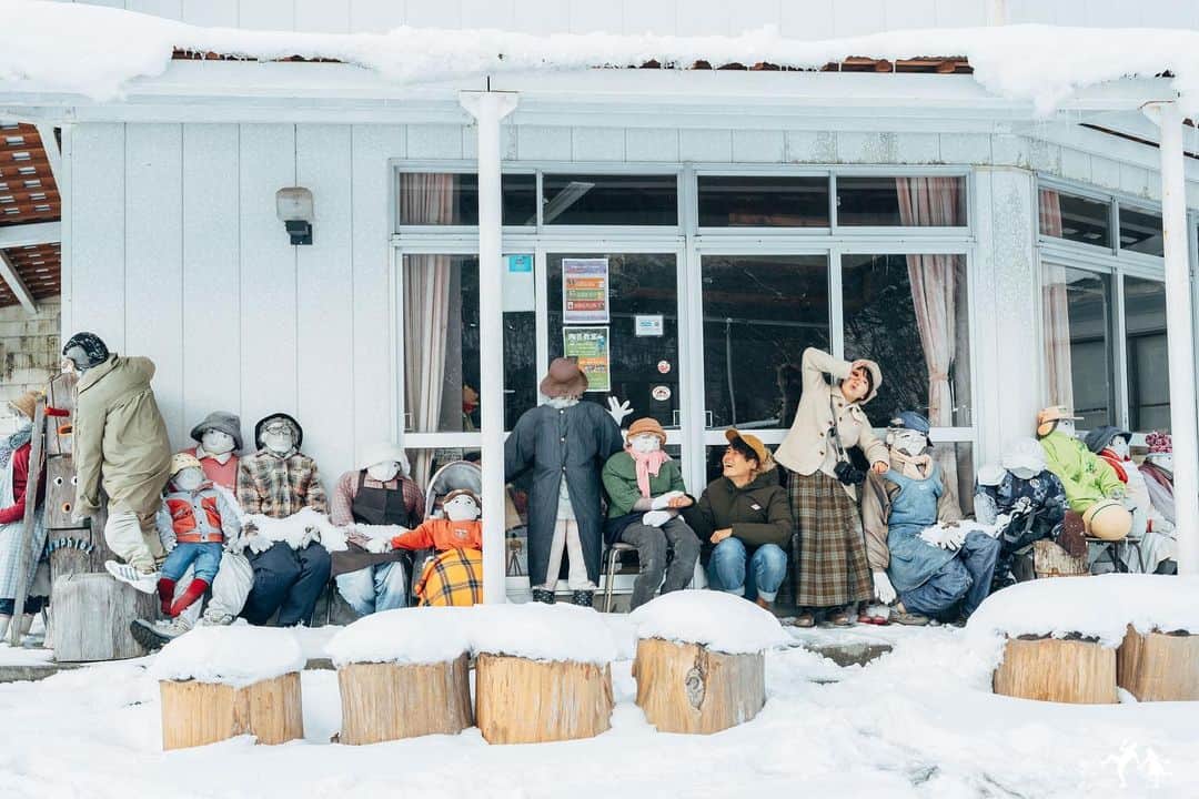 こんちゃんさんのインスタグラム写真 - (こんちゃんInstagram)「真冬の徳島⛄️ 徳島県は日本三大秘境といわれる祖谷へ。向かってる途中からすんごい雪深くなってきて、全然雪の降らない愛知県民の俺らは焦るのなんの！！笑 スタッドレスなんて普段履かないから「氷の上走れる！滑らない！すげぇ！！」って感動してた😂  これ大丈夫！？落ちんか！？！！？！ってびびりながら渡ったかずら橋も、雪が積もってるから手すり冷たいし、でも何か掴まんと落ちそうで怖いしでもう！冬に行く場所じゃない🙄  写真撮ってたらカメラ落としてマイク壊れるし、Googleマップで峠道案内されて雪山でスタックしてJAFさんにお世話になってしまうし、大変な1日だった…雪道は以後気をつけます(誓い) #とったび #祖谷」2月27日 21時28分 - hiromasakondo