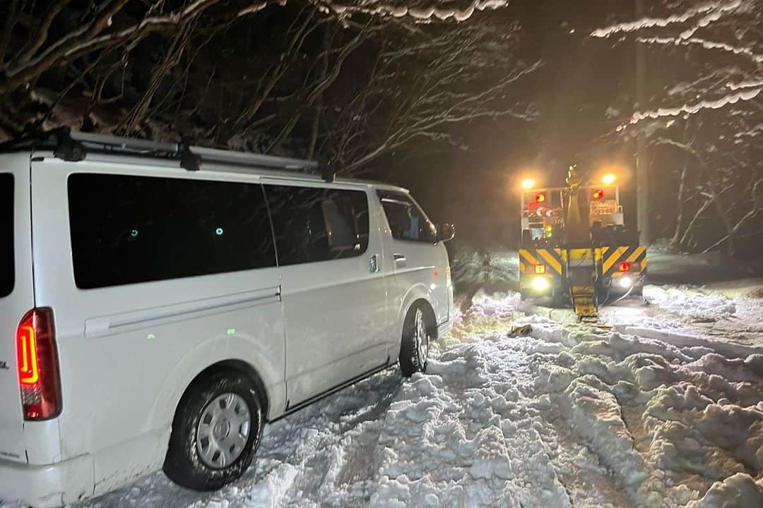 こんちゃんさんのインスタグラム写真 - (こんちゃんInstagram)「真冬の徳島⛄️ 徳島県は日本三大秘境といわれる祖谷へ。向かってる途中からすんごい雪深くなってきて、全然雪の降らない愛知県民の俺らは焦るのなんの！！笑 スタッドレスなんて普段履かないから「氷の上走れる！滑らない！すげぇ！！」って感動してた😂  これ大丈夫！？落ちんか！？！！？！ってびびりながら渡ったかずら橋も、雪が積もってるから手すり冷たいし、でも何か掴まんと落ちそうで怖いしでもう！冬に行く場所じゃない🙄  写真撮ってたらカメラ落としてマイク壊れるし、Googleマップで峠道案内されて雪山でスタックしてJAFさんにお世話になってしまうし、大変な1日だった…雪道は以後気をつけます(誓い) #とったび #祖谷」2月27日 21時28分 - hiromasakondo