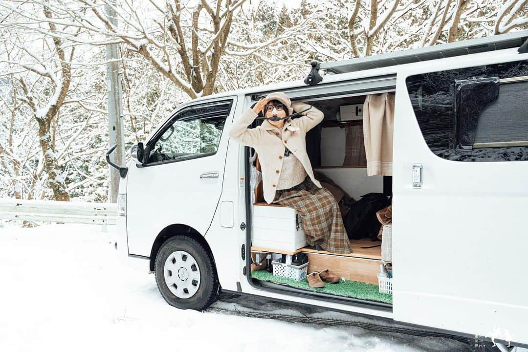 こんちゃんさんのインスタグラム写真 - (こんちゃんInstagram)「真冬の徳島⛄️ 徳島県は日本三大秘境といわれる祖谷へ。向かってる途中からすんごい雪深くなってきて、全然雪の降らない愛知県民の俺らは焦るのなんの！！笑 スタッドレスなんて普段履かないから「氷の上走れる！滑らない！すげぇ！！」って感動してた😂  これ大丈夫！？落ちんか！？！！？！ってびびりながら渡ったかずら橋も、雪が積もってるから手すり冷たいし、でも何か掴まんと落ちそうで怖いしでもう！冬に行く場所じゃない🙄  写真撮ってたらカメラ落としてマイク壊れるし、Googleマップで峠道案内されて雪山でスタックしてJAFさんにお世話になってしまうし、大変な1日だった…雪道は以後気をつけます(誓い) #とったび #祖谷」2月27日 21時28分 - hiromasakondo