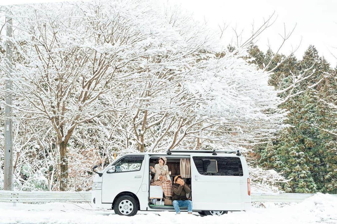 こんちゃんのインスタグラム：「真冬の徳島⛄️ 徳島県は日本三大秘境といわれる祖谷へ。向かってる途中からすんごい雪深くなってきて、全然雪の降らない愛知県民の俺らは焦るのなんの！！笑 スタッドレスなんて普段履かないから「氷の上走れる！滑らない！すげぇ！！」って感動してた😂  これ大丈夫！？落ちんか！？！！？！ってびびりながら渡ったかずら橋も、雪が積もってるから手すり冷たいし、でも何か掴まんと落ちそうで怖いしでもう！冬に行く場所じゃない🙄  写真撮ってたらカメラ落としてマイク壊れるし、Googleマップで峠道案内されて雪山でスタックしてJAFさんにお世話になってしまうし、大変な1日だった…雪道は以後気をつけます(誓い) #とったび #祖谷」