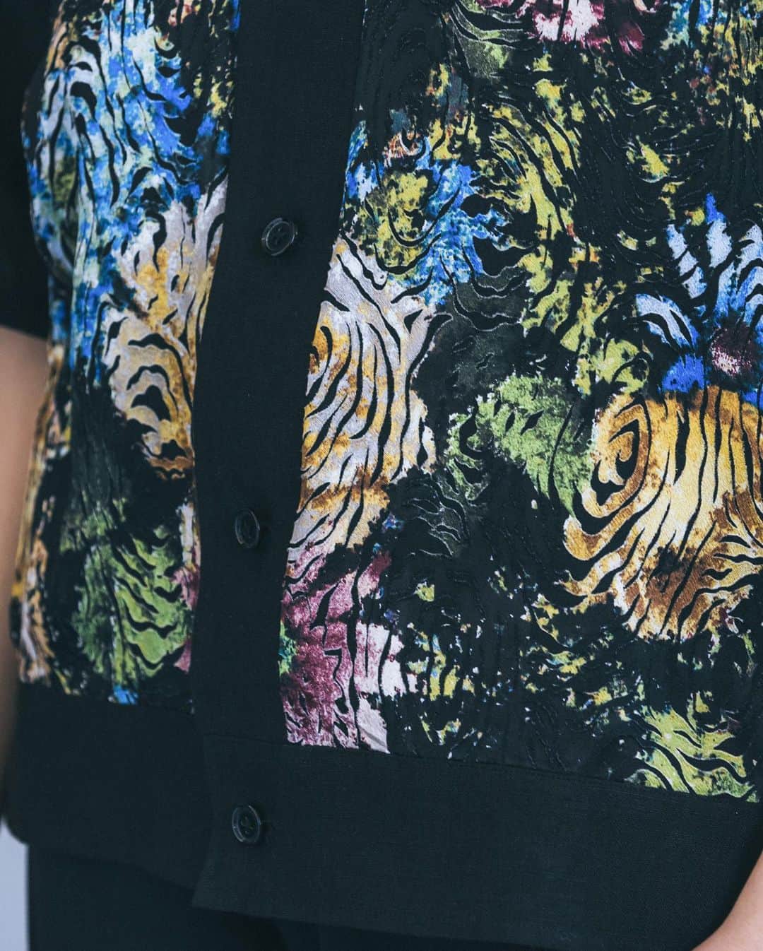 ノアファーさんのインスタグラム写真 - (ノアファーInstagram)「23SS Bright flower linen shirt シアー感のある涼しげで鮮やかな花柄生地をフロントに配置したオープンカラーシャツ。黒無地部分もリネンで夏っぽく涼しげな1着。花柄の周りを黒生地で囲むことで、美しい花の絵画を額装しているかのようなイメージでデザイン。  #noirfr #22SS #shirt」2月27日 21時30分 - noirfr