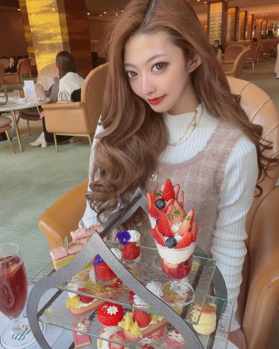 吉永江利さんのインスタグラム写真 - (吉永江利Instagram)「行ってみたかった🍓🍓🍓 #リーガロイアルホテル の #あふたーぬーんてぃー   #いちごフェア   #北新地#ミナミ#関西#アンジュール #フォローお願いします#いいね #selfie  #コメント大歓迎 #make #hair #japan #korea #model #fashion #code #followme #likes #instagood #instalike  #21歳」2月27日 21時41分 - chaneri_0403