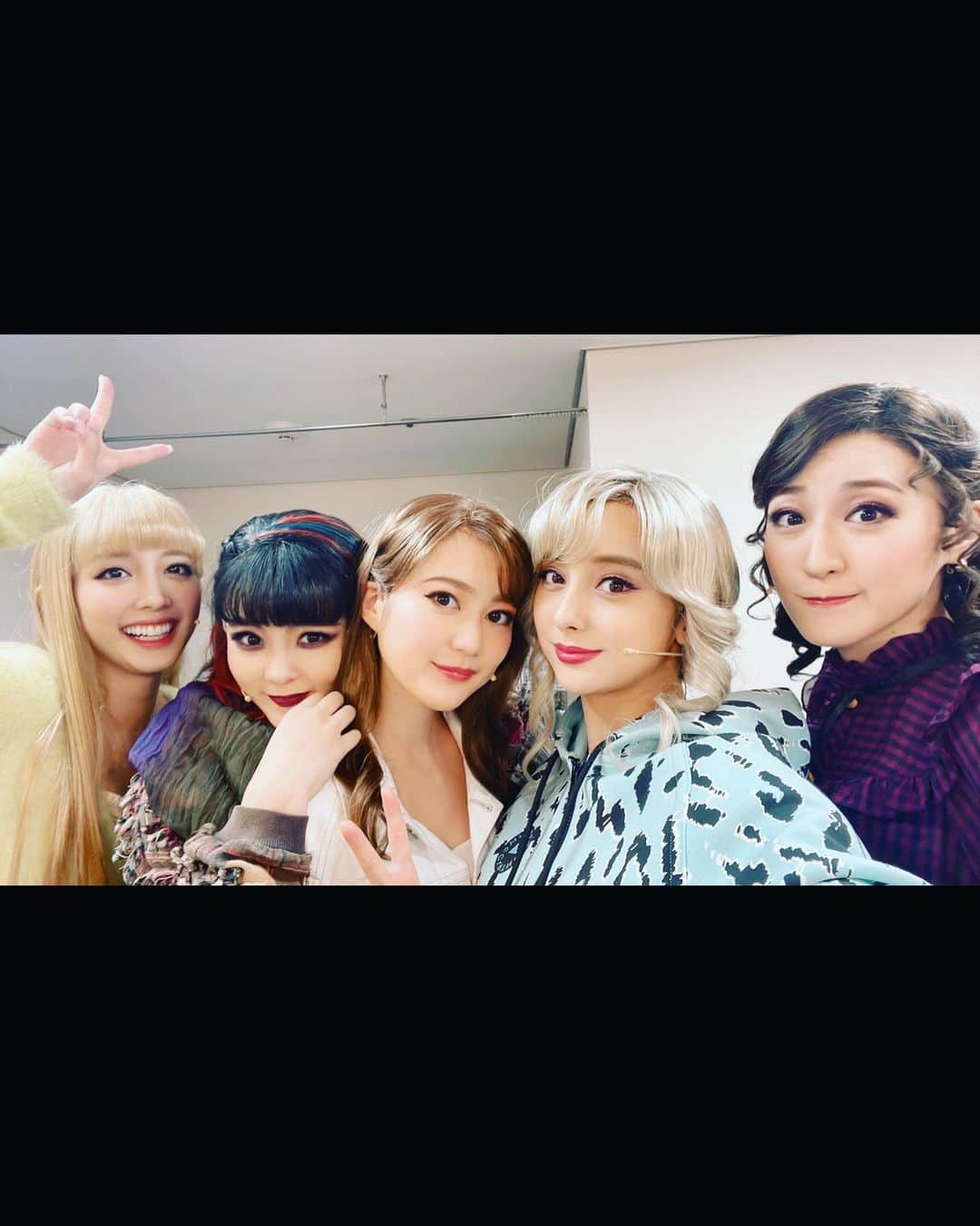 石田ニコルさんのインスタグラム写真 - (石田ニコルInstagram)「MEAN GIRLS 本日大千穐楽でした🎀  レジーナをやると決まってから 6キロ減量し 映画を何回もみて 歌もめっちゃ練習して。 さらには人生初の肉じゅんばんをつけw  レジーナにたくさん 教えてもらったこともありました。  最後までありがとうございました！  ピンクみつけると 思い出すんだろうなぁ。w  プラスティックスを 愛してくださり ありがとうございました😊  #meangirls  #ミーンガールズミュージカル」2月27日 21時42分 - nicole_ishida