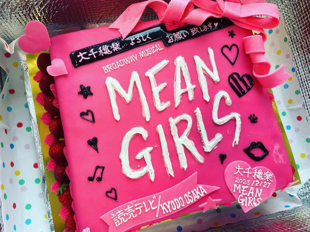 石田ニコルさんのインスタグラム写真 - (石田ニコルInstagram)「MEAN GIRLS 本日大千穐楽でした🎀  レジーナをやると決まってから 6キロ減量し 映画を何回もみて 歌もめっちゃ練習して。 さらには人生初の肉じゅんばんをつけw  レジーナにたくさん 教えてもらったこともありました。  最後までありがとうございました！  ピンクみつけると 思い出すんだろうなぁ。w  プラスティックスを 愛してくださり ありがとうございました😊  #meangirls  #ミーンガールズミュージカル」2月27日 21時42分 - nicole_ishida