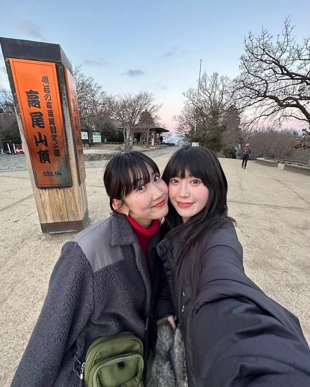 柚月瀬那のインスタグラム：「First time hiking Mt.Takao ⛰️ 超久々のハイキングなのに4pmから登り始める20代前半2人結構やらかしてたんですが、行きしなにお餅食べれて嬉しかったです！ ずっと歩いて上まで登って斜面キツすぎて「帰りはリフト乗って帰ろ〜!」とか言ってましたがリフトは16時が最終便だったみたいで真っ暗の中携帯ライトで照らして歩いて帰ったのもいい思い出🗿 しほにゃんだから楽しかった❗️帰りめっちゃ怖かったけどお互い励まして懐メロで降り切れた👍💪🏻」
