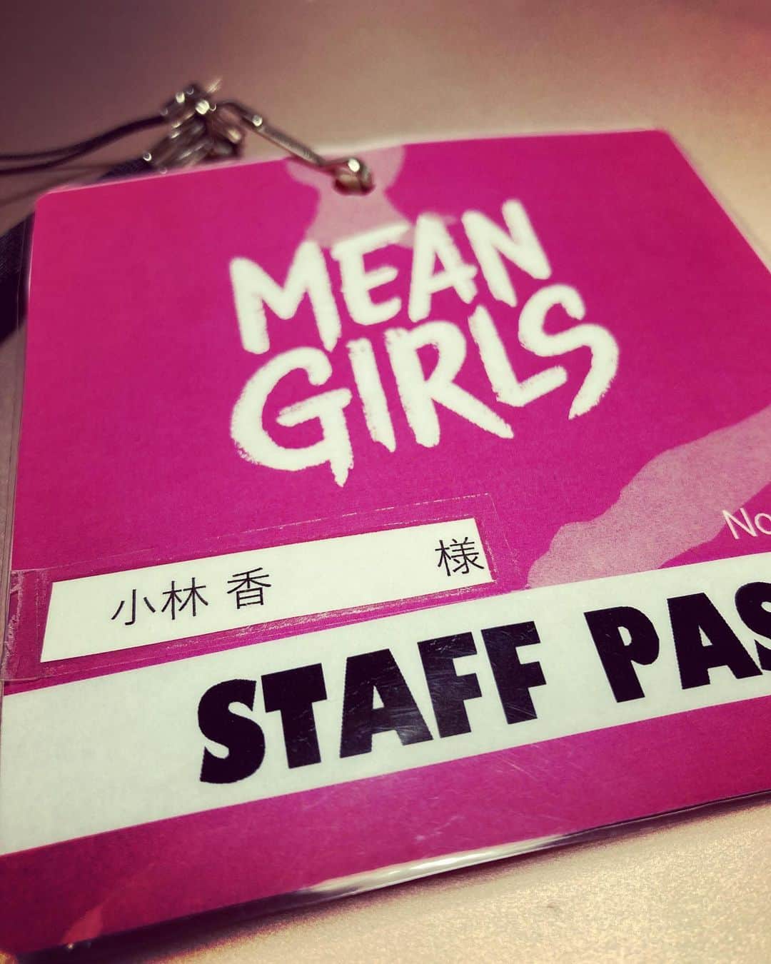 小林香さんのインスタグラム写真 - (小林香Instagram)「#ミーンガールズ  #大千穐楽ありがとうございました   全公演を無事に上演することができました。ご観劇下さいました皆様、応援して下さいました皆様、本当にありがとうございました。心より御礼申し上げます。  現在ミュージカル映画版『Mean Girls』に奔走しているオリジナルクリエイターのティナ・フェイさんたちに心からのリスペクトと感謝を送ります。そして、日本プロダクションのみんなで、日本版のドラマを皆様にお見せできたことにも感謝しております。  東京初日に作詞家のネルさんが来日され、日本版としての物語をしっかり伝えようとしていることをすごく喜んでくださいました。アメリカンハイスクール生活は日本では身近なものではないものの、このミュージカルが描くものは万国共通、全性別全年代共通のものかと思います。  もしも私に10メートルの右手と、10メートルの左手があったら、全キャストと全スタッフを一度にぎゅ〜っと暑苦しく抱きしめたい。そんな感じです笑。表舞台に星々が輝き、舞台裏でも星々が輝く。そんな景色でした。  身内の話ではございますが、若き座長の生田絵梨花さんはじめ、若いキャストが誠心誠意で舞台に向き合い、ぶれず、自分を見つめながら公演に向かっていくさまは実に清々しいものでした。ミュージカル界の未来は明るいと思います。明日から彼らとはまた別々のカンパニーとなっていくわけですが、これからも応援し見守っていきたいです。皆様、ミーンガールズカンパニーのキャストたちをこれからも何卒宜しくお願いいたします。  『ミーンガールズ』は今日で終幕しましたが、たくさんのお客様の胸の中に残っていることを願いつつ、新しい作品に向けて出発したいと思います。  またお目にかかりましょう。それまで皆様もどうぞお元気で！落ち込んだりしたら、どうぞピンクをお召しになって！！  Fearless!! Go Lions!!  #ミーンガールズ   追記 写真のスタッフパスはボロボロに。ピンク色がもっと好きになりました。」2月27日 21時41分 - caori_covayashi