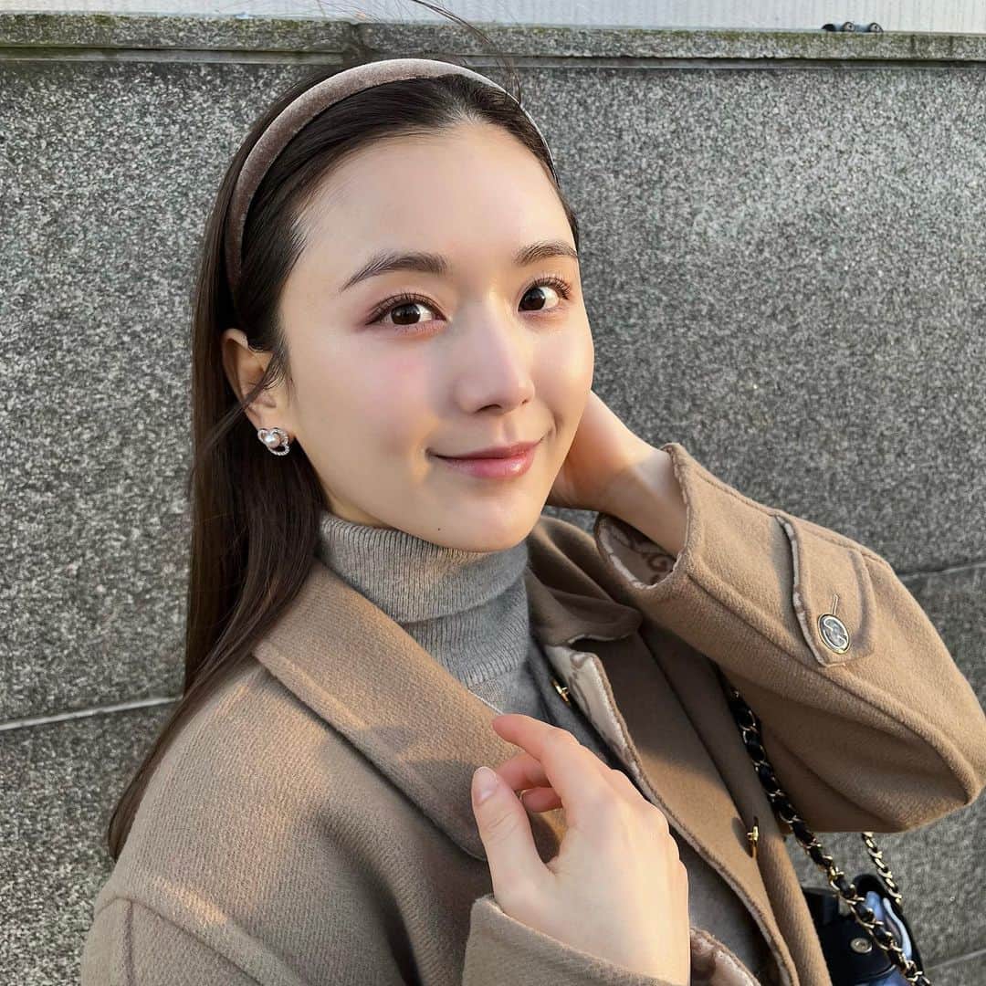 ひよんのインスタグラム：「💛🤍  久しぶりに写真撮ってもらった！ この時使ったコスメはまた載せさせて〜🫶  お洋服はタグつけしておくね😍！  #ひよん #ひよんコーデ」