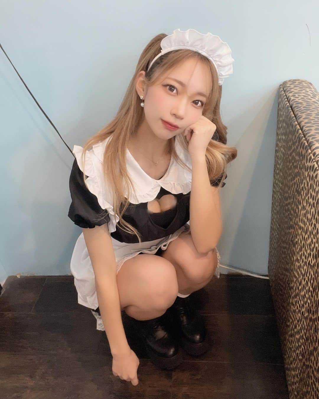 のインスタグラム：「メイドしゃん🥺🖤🤍 . . . . . #山本紗愛 #やまもとさな #名古屋のアイドル #おーえすゆー #OSU #idol #フォロワー様大募集 #followme #グラビアアイドル  #グラビア自撮り部 #撮影会 #グラビア撮影 #太ももフェチにはたまらない #谷間フェチ #足 #脚 #脚フェチ #谷間チラリ #谷間 #メイド服 #メイドコスプレ #メイド」