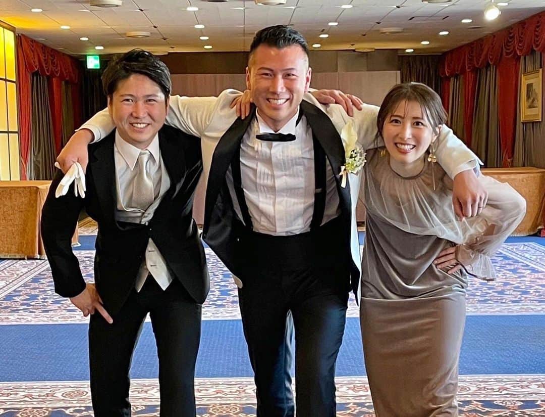 のインスタグラム：「たっちゃんついに結婚しました🥳 よく言われていた、兄は結婚した？と言う質問笑 ついについに結婚しました😂✨ めちゃめちゃ楽しかった🥹👏 珍しく緊張してたり泣いたりしてた笑 いい結婚式でした☺️✨ 私の結婚式で撮った写真を、まさしの結婚式でも同じポーズで撮って、たっちゃんの結婚式でも撮って、やっと3枚揃った❤️笑 一眼で撮った写真がないのが悔やまれるけど😂 なんか見比べると笑笑笑 結婚おめでとう🎈 #happywedding #5yearsago#6yearsago」