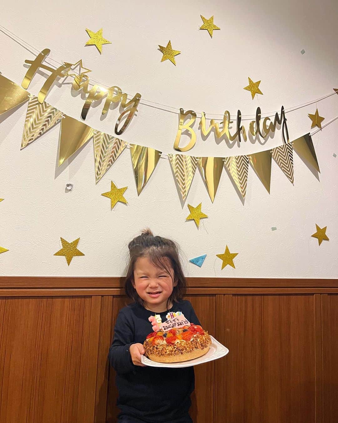 岩本ライラのインスタグラム：「2/27 ぜんぜん！3歳のお誕生日でした。 伸び伸びと大きくなってくれてありがとう。 いつまでもママのヒーローでいてね🫰🏽笑  連日お祝いして、 ピザ作りしてくれて、 楽しい時間を 皆さまありがとうございました🌷  サングラスフェチな全くん、じじばばがプレゼントしてくれました🕶笑」
