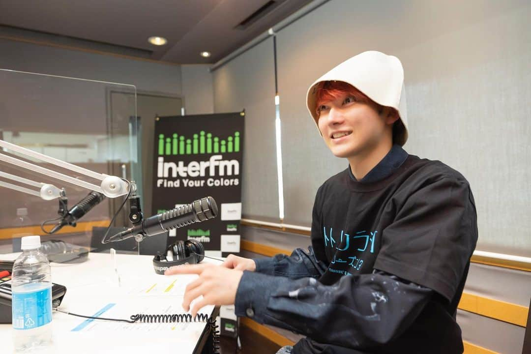 InterFM897さんのインスタグラム写真 - (InterFM897Instagram)「Mon. pm20:30‐21:00 #イオンウォーター presents トトノウラジオ DJ:田邊駿一（@bluenvo）  忙しい現代においての究極のリラックス方法=「ととのう」方法を、ゲストとともに探求する期間限定のSPプログラム。   2/27 (月) のOAでは、超特急（@bullettrain8）のユーキ（@happy_yuki05）さん、アロハ （@aloha_1026_）さんをお迎えしました！  田邊さんとはもともとお友達で、今回久しぶりの再会となったユーキさんは、会っていない期間に立派なサウナーに！そして、22歳にしてサウナ歴5年の熟練サウナー アロハさん🧖   そんな2人のサウナ履歴書を深掘りしながら、アツアツのサウナ愛を語っていただきました❤️‍🔥    放送しきれなかったゲストトークは、interfmのYouTubeで期間限定アーカイブ配信中！   ユーキさんとアロハさんの直筆サイン入り 番組オリジナル サウナハット＆ステッカーに加え、ポカリスエット イオンウォーター900ml 12本セットが当たるプレゼントキャンペーンもinterfmオフィシャルTwitterアカウントで実施中です♪ みなさまからのご応募、お待ちしております！   #トトラジ #interfm #サウナ #ととのい #超特急 #ユーキ #アロハ #イオンウォーター #プレゼント #田邊駿一 #BLUE_ENCOUNT」2月27日 22時25分 - interfm897