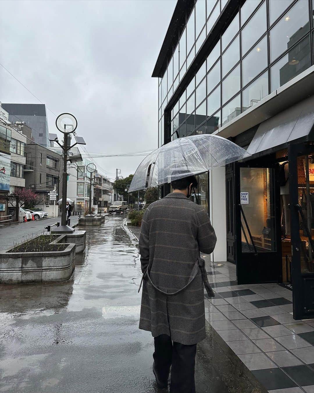 寺田拓哉のインスタグラム：「#☂️ 日本行くたび必ず雨 • • #雨男 #表参道」