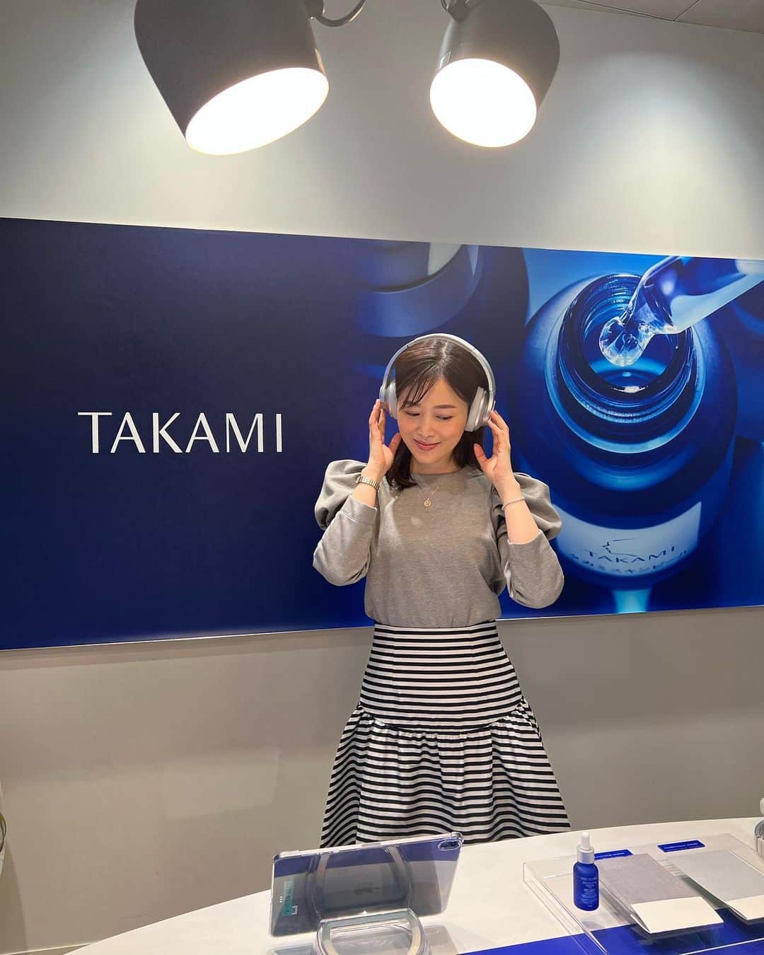 山本みらいのインスタグラム：「最新の美容成分も好きですが、 ロングセラーものの美容アイテムにも興味がある私。  少し前になりますが、 @takami.skinpeel のイベントへ。  やはり長く支持されてるものには、 ちゃんと理由があるなと思いました。。  タカミのロングセラーと言えば スキンピールという角質美容液！  半透明の青いボトルは、美容好きな女性ならほとんどの方が見覚えがあるのではないかと思うほど有名。  まだ私が20代で会社勤めをしていた独身の頃(遠い目…笑)から、その存在だけは知っていました。  ・全ての肌タイプの方に使える ・角質ケアと言っても剥がすものではない  これまでに強過ぎる角質ケアで かえって肌にダメージがきてしまった経験があるのですが、  健やかな角質を育むような処方の角質美容水は、 使い心地も優しくて、新鮮な驚きでした。  柔らかい肌への変化は、 気持ちも変えてくれて自己肯定感も上がるもの。  私も肌を整えて、春に備えようって思いました。  この日覚えた事は↓ ▪️タカミスキンピールは塗って3分待つと最高 ▪️角質は約0.02mmと薄いので、優しく丁寧にケアする …です！ .  #角質美容#タカミ#タカミスキンピール#ad#角質ケア#美容好きな人と繋がりたい#肌ケア#スキンケア#40代美容#アラフォー美容#アラフォーママ#美容好き#takamiskinpeel」