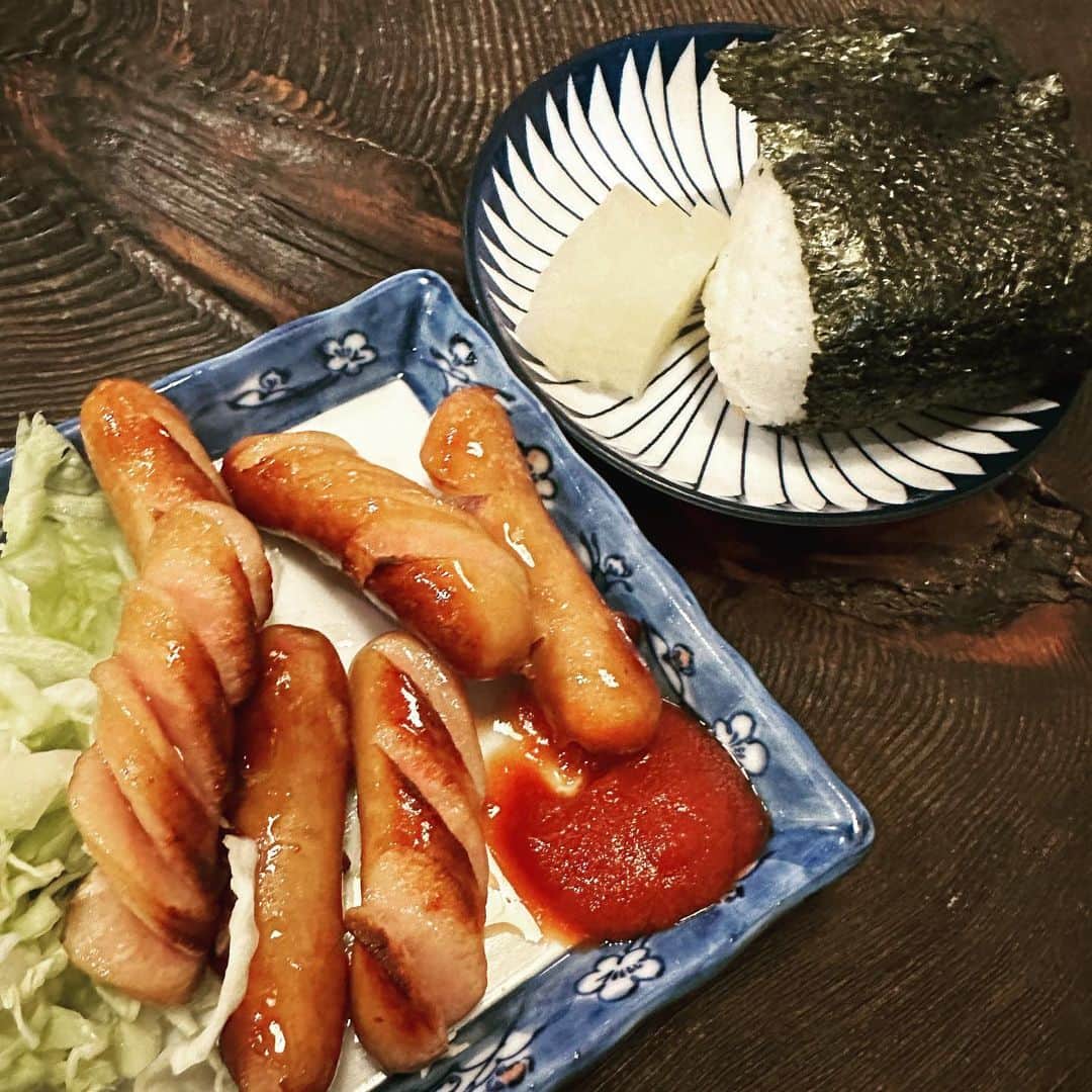 長田庄平のインスタグラム：「いくつになっても。  #ウインナー #おにぎり #夜食」
