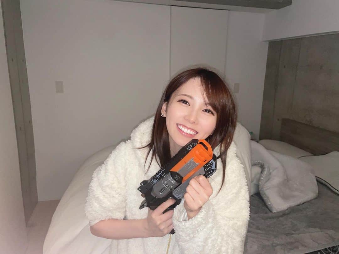西村歩乃果のインスタグラム：「こんばんわ 2投稿同じ服になってしまった😳  誕生日のときにもらったWMです。笑 2枚目はピラミッド型になってるから届きにくい奥の歯もしっかり磨ける神な歯ブラシとともに。 磨きやすくて やや小さめなブラシがめっちゃいい 　　 詳しくはミュゼホワイトニング公式HPをみてみて！  #ミュゼホワイトニング  #ミュゼ　 #歯磨き #ホワイトニング  #歯ブラシ #PR」