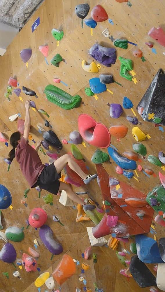 北脇順子のインスタグラム：「久々の初段できた🌟 嬉しい🥹  #climbing  #bouldering  #シゴオワクライミングサイコー🧗‍♀️」