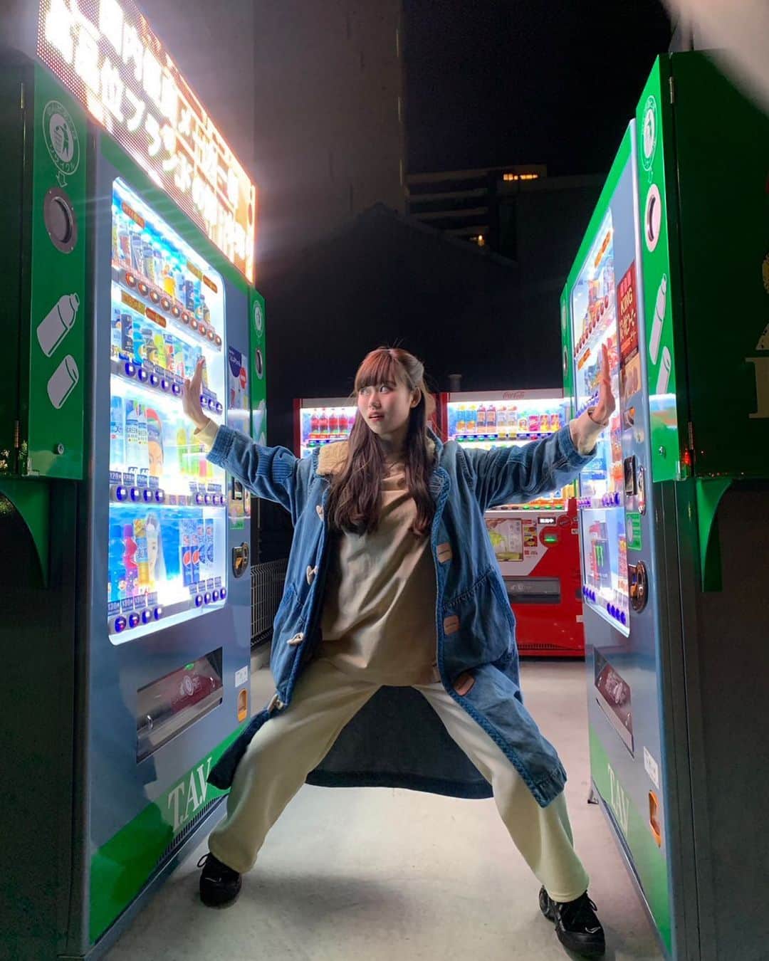 前田鮎花のインスタグラム：「迫り来る自動販売機👾 . . . . . . . . . . . . . . . . . . . . . . . . #名古屋 #大須商店街 #味仙 #近く #自動販売機 ##冬コーデ #photography #winter #student #ootd #y2k #대학생 #대학생코디 #추석 #ㅇㅇㅌㄷ　#gal #japanesegirl #겨울코디」
