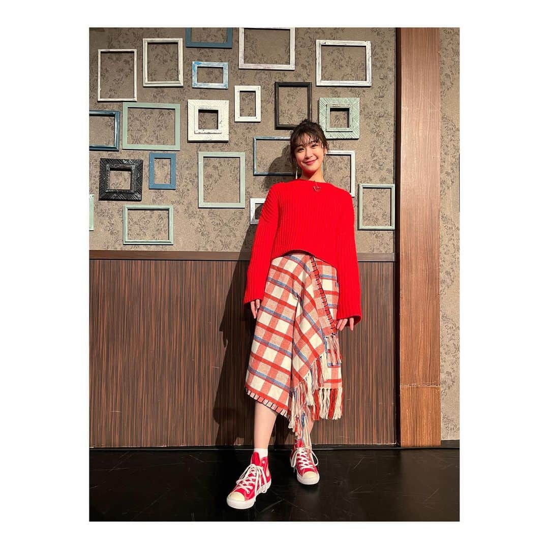 加村真美のインスタグラム：「今週の関内デビル衣装はサムさんにお願いして赤にしてもらいました🫶🏻❤️  やっぱり赤は気分が上がる〜☺︎  卒業まであと1か月？あるのかな？ 最後まで衣装も要チェックです！  #関内デビル #加村真美 #カム衣装」