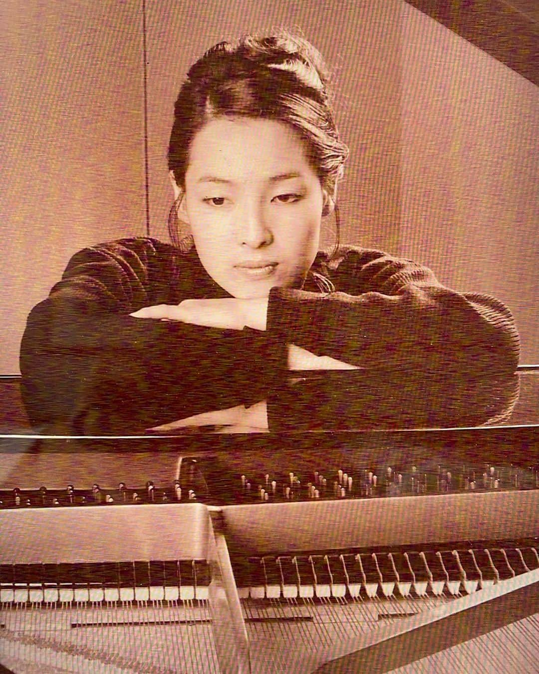 ジェニファー・ソングのインスタグラム：「Happy Birthday MOM🤎 Found this picture of her when she was a concert pianist back in the day. You are still beautiful as ever!」