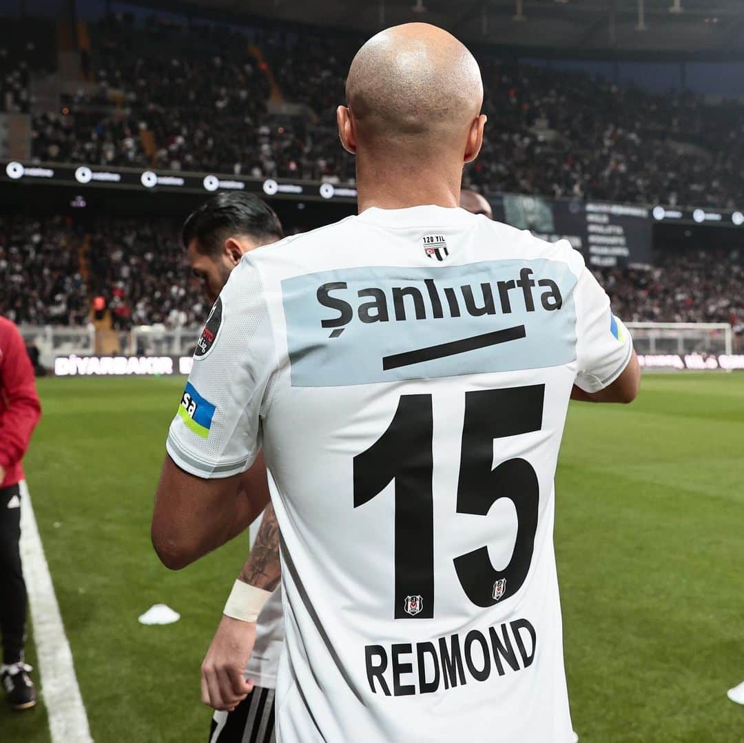 ネイサン・レドモンドのインスタグラム：「Dün gece bir futbol maçından daha fazlasıydı.  Siz güzel insanlardan Vodafone Park'taki duygu ve manzaraları görmek inanılmazdı.  Bu kulübün bir parçası olduğum için çok gururluyum 🦅🖤🇹🇷🤍   Last night was more than a football match. It was unbelievable to see the emotions and scenes at Vodafone Park from you beautiful people. I am so proud to be apart of this club 🦅🖤🇹🇷🤍」