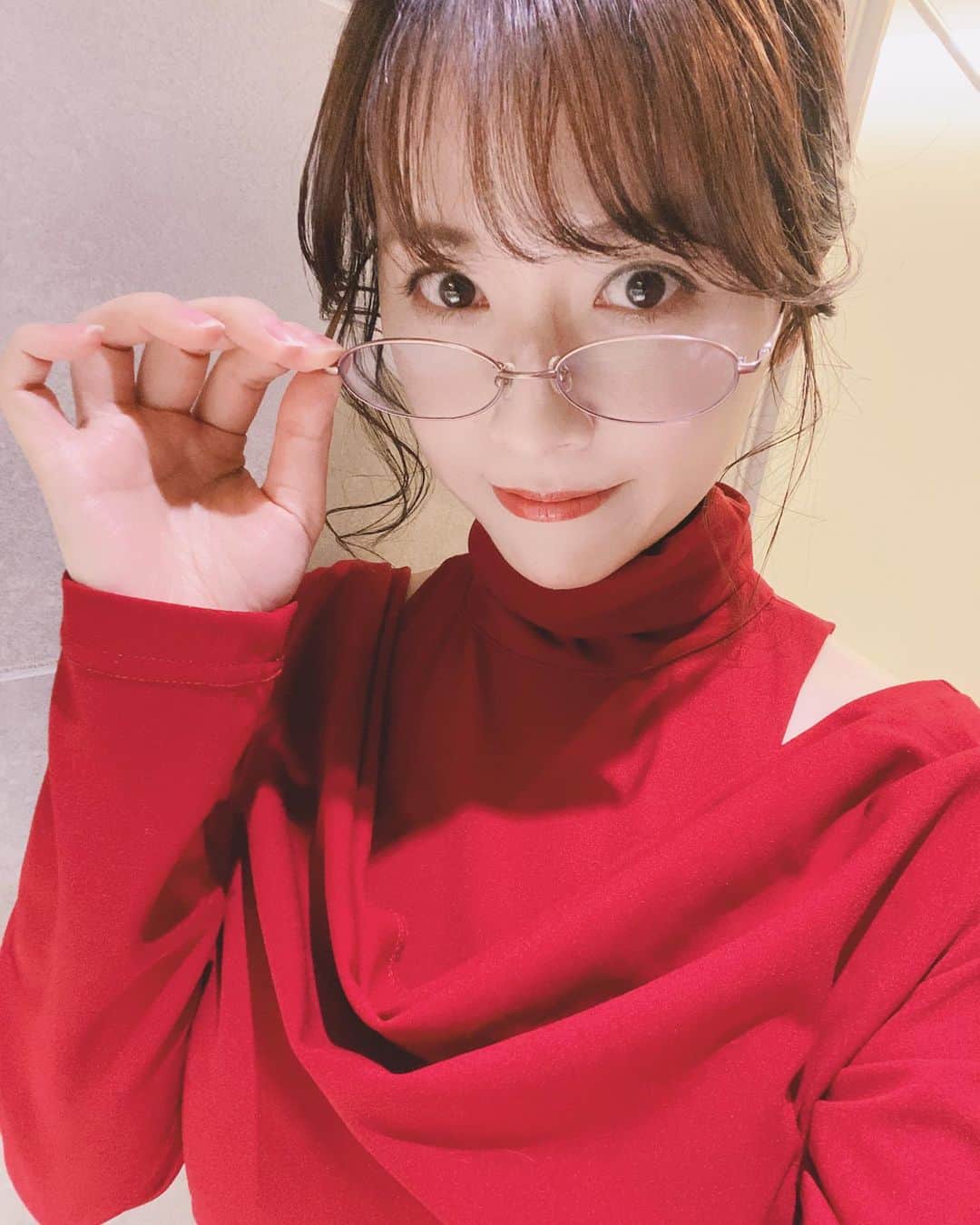 望月海羽のインスタグラム：「メガネ女子をどーぞ👓  #眼鏡女子 #selfiegram #japanese #actress #red #dress #instagood  #沢田美佳」