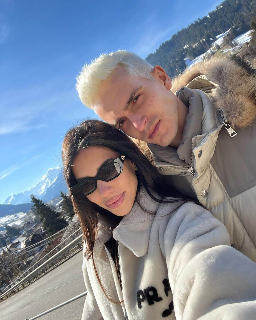 デニス・スアレス・フェルナンデスのインスタグラム：「👱🏻‍♂️👩🏻❄️🇨🇭🏔️」