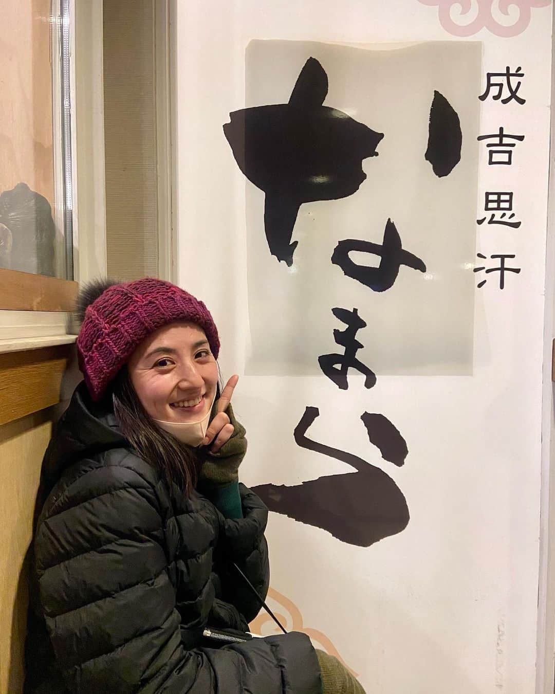 槙あやなのインスタグラム：「旅行の楽しみといえば グルメ！  何回か北海道には来ているものの、 これまで現地で食べる機会がなかった ジンギスカンは私の中でマストだった！  ということで、仕事においても プライベートにおいても 安心の信頼と実績の @akogare.kanai おすすめのお店へ！  もう何回唸ったかわからない！！！ これまで食べたことのない 美味しさのジンギスカンでした。  現地ではちょっと言うのに 気が引けた一言。  人生で初めて発する一言。  ここに残します。  なまらうめぇーーーーー🐏✨  #札幌 #冬 #雪 #食 #グルメ #ジンギスカン #なまら」