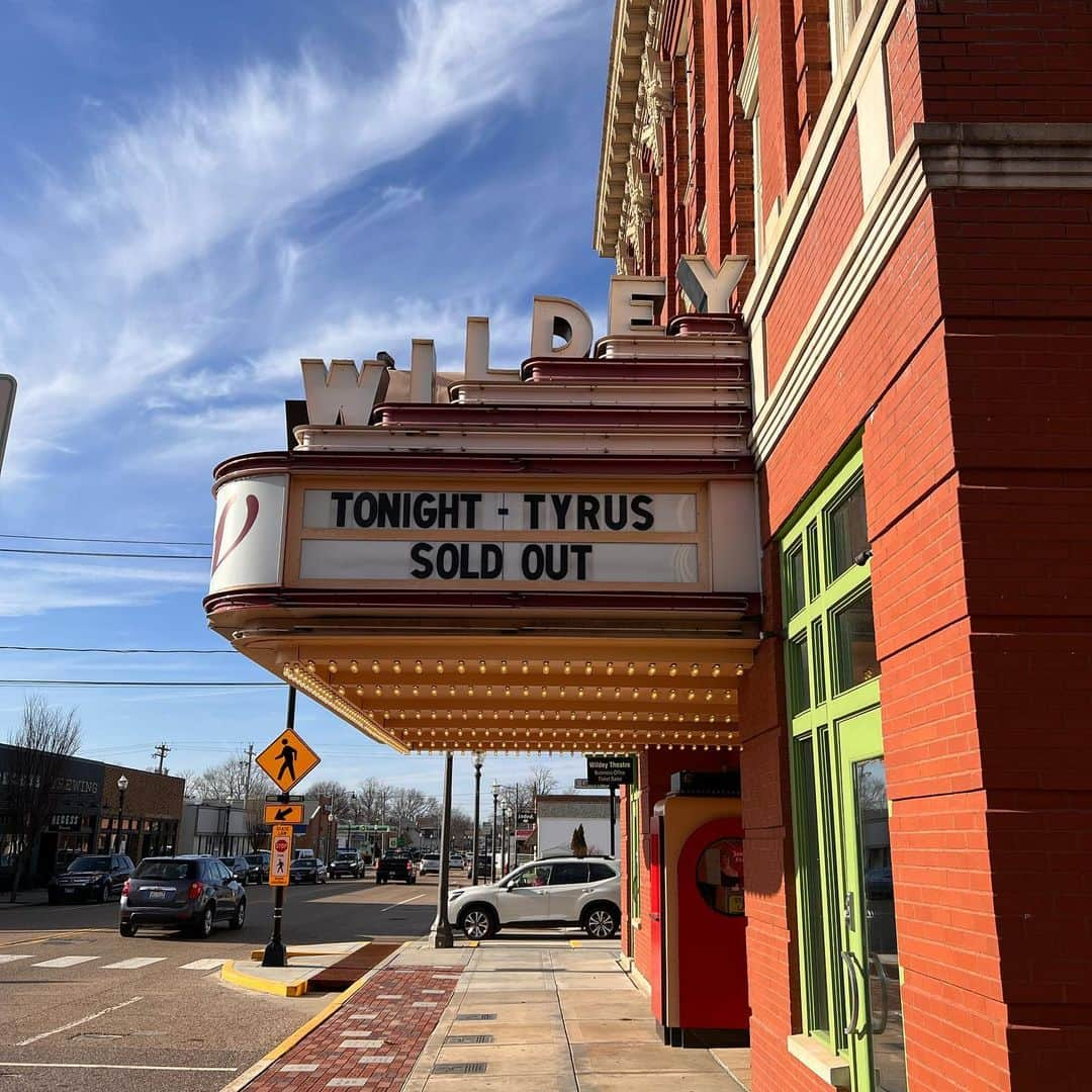 テヴィタ・フィフィタさんのインスタグラム写真 - (テヴィタ・フィフィタInstagram)「The past couple weekends I’ve had the opportunity to work with Tyrus and his team on his comedy tour. Each show was a sell out crowd and each city and town has produced amazing crowds. Grateful for the opportunity to work with Tyrus and his team and also to meet the amazing people across America who love @tyrussmash. Get tickets to the show it’s hilarious, insightful and worth every penny! #nuffsaid」2月28日 8時45分 - tangaloanjpw