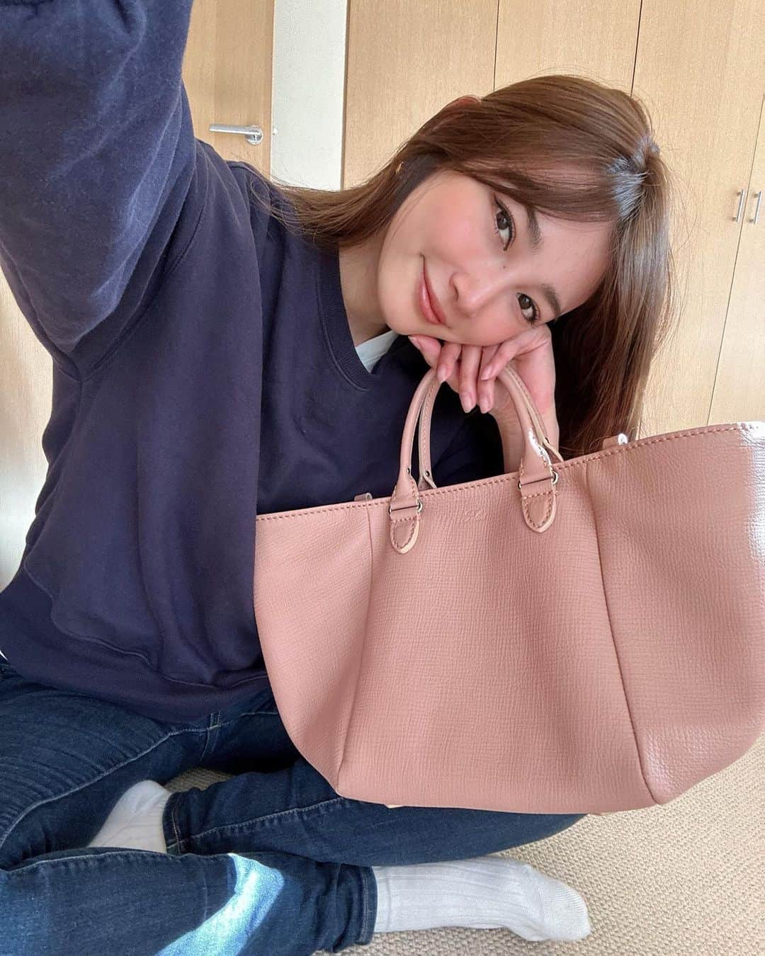 里海のインスタグラム：「シンプルで軽くて モダンでクラス感のある 革を使用している @felisi_japan のバッグ😌  私は春らしくピンク色で🌸  ママバッグもオシャレに 持ちたいので 普段使いにも使えるバッグで！  とにかく上質な革で 柔らかくて 軽くてお気に入りです！  イタリアらしい贅沢感があるので 男性にもオススメです😌  #Felisi #felisi #フェリージ #UNICA #leather #totebag #トートバッグ #minitotebag #ミニトートバッグ」