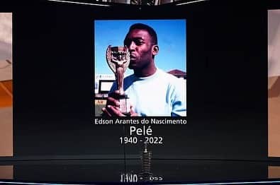 のインスタグラム：「Hoje a @fifa promoveu uma homenagem maravilhosa ao nosso Rei. Revivemos momentos inesquecíveis, em que a história de Pelé ajuda a escrever a história do esporte. Nos emocionamos ao lembrar do futebol brasileiro que encantou o mundo inteiro. Recordamos de como um menino negro não driblava apenas adversários, mas também ao preconceito. Lembramos como este garoto, que apenas queria conquistar uma Copa do Mundo para seu pai, fez isso três vezes, e acabou inspirando as futuras gerações a entenderem que o que há de mais motivador no esporte é o amor.   A Pelé Foundation agradece a todos pela preservação deste legado, que não impactou apenas ao esporte, mas a toda sociedade. Compartilhar essas memórias é o que faz Pelé ser o que ele sempre será… Eterno.   Obrigado ao @gianni_infantino, @ronaldo, Jairzinho e @carlilloyd pelas lindas palavras.  Também agradecemos a Márcia Aoki, que dividiu sua emoção e gratidão com todos os fãs do esporte, de forma tão generosa. Parabéns a @alexiaputellas e @leomessi, pelos prêmios de melhores jogadores do mundo em 2022.  .  Today @fifaworldcup promoted a wonderful tribute to our King. We relive unforgettable moments, in which Pelé's story helps to write the history of the sport. We are moved to remember the Brazilian football that enchanted the whole world. We remember how a black boy not only dribbled opponents, but also prejudice. We remember how this boy, who just wanted to win a World Cup for his father, did it three times, and ended up inspiring future generations to understand that the most motivating thing in sport is love.  The Pelé Foundation thanks everyone for preserving this legacy, which has not only impacted sport, but society as a whole. Sharing those memories is what makes Pelé what he will always be… Eternal.  Thanks to Gianni Infantino, Ronaldo, Jairzinho and Carli Lloyd for the beautiful words. And we also thank Márcia Aoki, who shared her emotion and gratitude with all the fans of the sport, so generously. Congratulations to Alexia Putellas and Lionel Messi for the 2022 World Player of the Year awards.」
