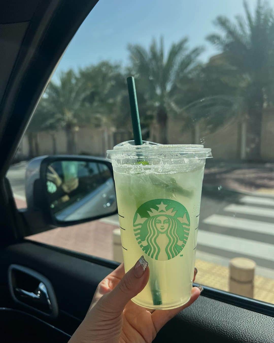 須田朱音のインスタグラム：「🍃  𝖲𝗍𝖺𝗋𝖻𝗎𝖼𝗄𝗌 𝖱𝖾𝖿𝗋𝖾𝗌𝗁𝖾𝗋𝗌🍋 日本でリフレッシャーズ飲めるスタバあるのかな？  花粉症で死にそうだけど、 暖かくなって来たね♡  トレンチコート着れた。 @starbucksuae #starbucks #refreshers」