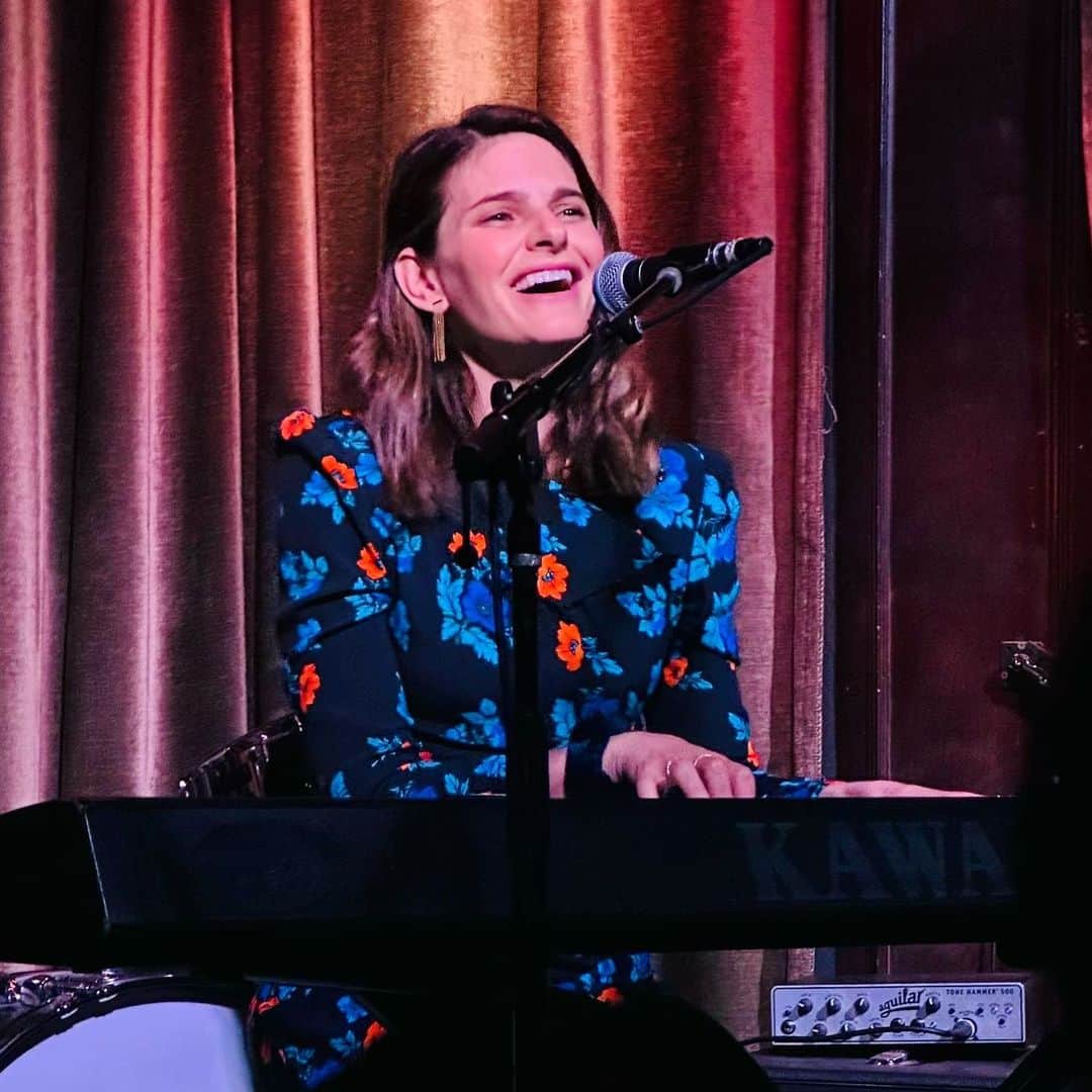 リンジー・クラフトのインスタグラム：「was a perfect evening. thank you to all those who came out! i felt the ❤️. thank you for letting me share my songs and stories.  never in a million years did i think this would happen in my life. my first true solo show. it was me and a keyboard. a whole hour. 14 songs. thank you @thehotelcafe for being magic and my lovely girls @halpern_emily @rikasuave you both rocked!!! love, me」