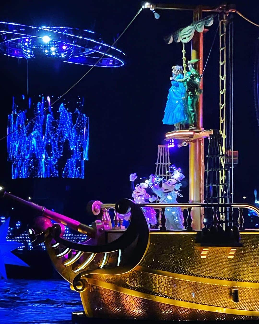 のインスタグラム：「Disney Sea💙 春キャンのDisneyは学生だらけで海底2万マイルが 30分待ちレベルでした😂（いつもは５分）  でもビックバンドビートの抽選当たったし 夜のショーもプレミアアクセスでいい場所確保したり トイストーリーもプレミアアクセスにし 110分待ちがすぐ乗り場🌸 朝から夜まで疲れずゆっくり楽しみました☺️✨  賑やかなパークは久しぶりだったから それはそれでよかったなぁー☺️」