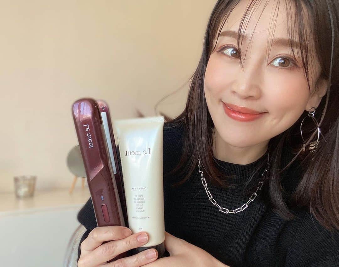 永田明華のインスタグラム：「髪にも年齢でるって、最近思い出し、ヘアケア頑張ってる私😆  トータルケアブランド「Le ment(ルメント)」から、 「プロ仕様のヘアケア」に着目した超音波トリートメント導入器 『ルメント　ディープリペアプロ』がホームケアにめちゃいいよ🥰  これ、 美容室で導入されている超音波システムトリートメント‼️ 美髪をつくるサロン級の本格ヘアケアで、ダメージや広がり･うねりが気になる髪もトリートメントを髪の内部まで浸透させることでしっとりまとまります☺️  超音波×赤色LED×温熱が トリートメントの浸透不足にアプローチってこと❣️  週に2〜3回の自宅でできるスペシャルヘアケアで、 美容室でトリートメントしたときの、なめらかなうるツヤ髪を自宅で体感できる最高のアイテムです😍  #lement #ルメント #ディープリペアプロ #トリートメント導入器 #一歩先のわたしへ #ヘアケア #Sponsored」