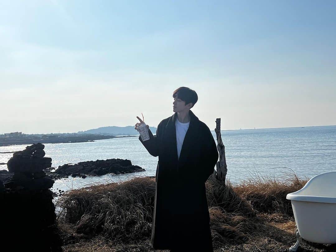 ジョンギュンのインスタグラム：「오랜만에 제주도 집 눈 뜨기 힘들만큼 눈부셨던  날」