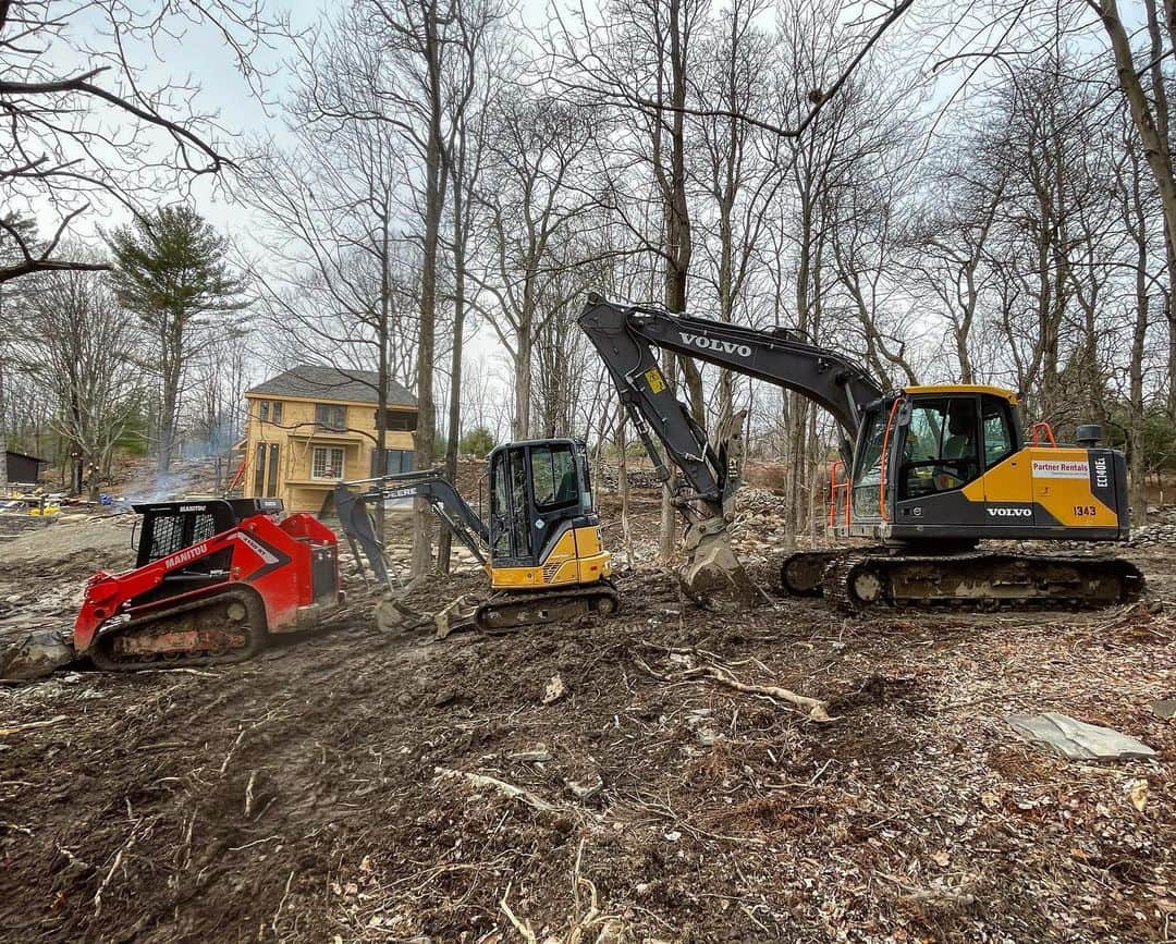 ジョシュア・レナードのインスタグラム：「Always pick the right tool for the job. #hudsonvalleycompound」