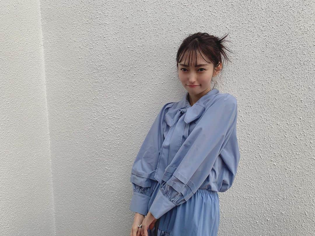 山口真帆さんのインスタグラム写真 - (山口真帆Instagram)「Goodmorning🌞  爪かわいい。 服と反対色合わせるの好き💙❤️  #カレンダーオフショ  2023.4カレンダー サイン付きは今日まで。」2月28日 10時02分 - yamaguchimaho_official