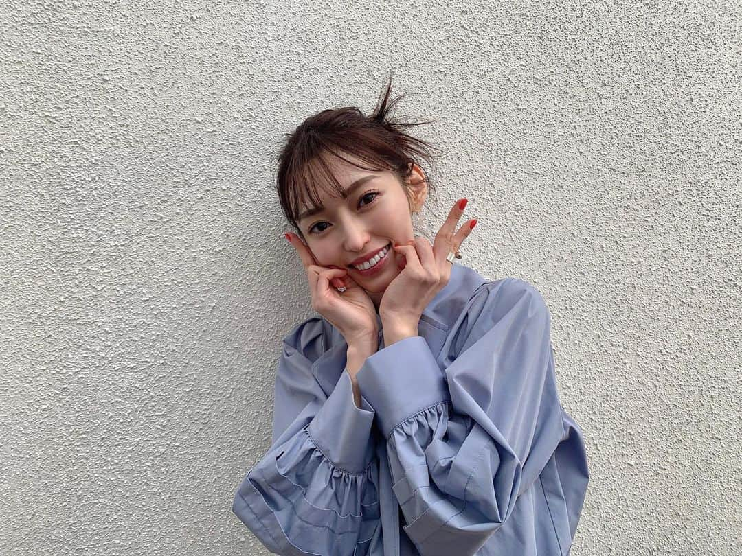 山口真帆さんのインスタグラム写真 - (山口真帆Instagram)「Goodmorning🌞  爪かわいい。 服と反対色合わせるの好き💙❤️  #カレンダーオフショ  2023.4カレンダー サイン付きは今日まで。」2月28日 10時02分 - yamaguchimaho_official