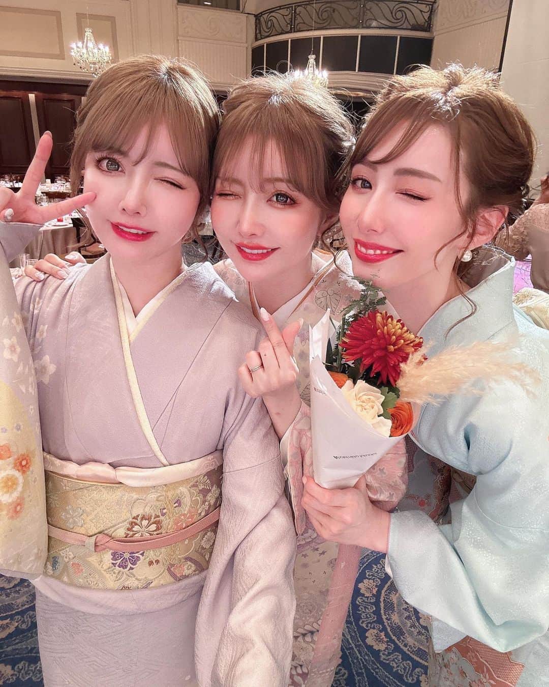 吉川ちえのインスタグラム：「【❤️🌸❤️🌸❤️】 . 結婚式に参列した時の写真📸💕 双子とまどりーで訪問着👘着たよ😗 ちかがパープルで私ピンクオレンジで まどりーが水色👀✨ みんな淡い色のお着物🧸🎀 . #結婚式 #訪問着 #訪問着で結婚式  #着物 #着物レンタル #結婚式お呼ばれ」