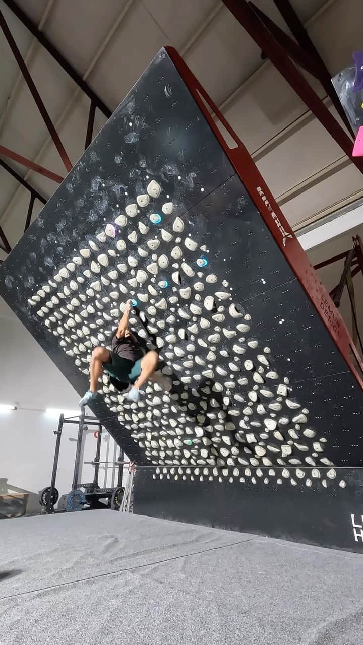 ハキム・カスバンのインスタグラム：「wagon lite // v11 @ 45°⁣⁣ ⁣⁣ Dry firing my way through this⁣⁣ ⁣⁣ @kilterboard⁣⁣ ⁣⁣ @boruda.sg⁣⁣ @heavy.japan⁣⁣⁣⁣ @reddotrunningco⁣⁣ ⁣⁣⁣⁣ #climbing #bouldering #heavyjapan  #teamrdrc #rdrcsg #borudasg #kilterboard」